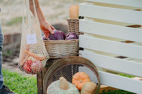 Allestimento a tema mercato contadino con frutta e verdura locale
