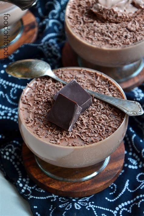 Immagine di panna cotta al cioccolato servita in coppette, guarnita con scaglie di cioccolato.