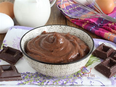 Immagine di crema pasticcera al cioccolato in una ciotola, pronta per essere utilizzata.