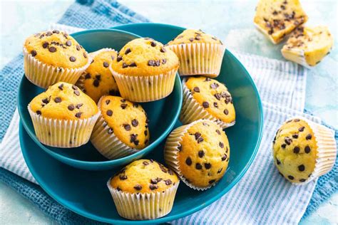 Immagine di muffin al cioccolato appena sfornati, con gocce di cioccolato visibili.