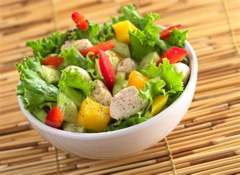 Esempi di insalate miste con diverse verdure e condimenti
