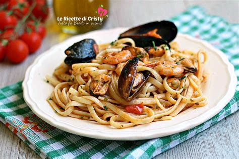 Ingredienti freschi per linguine ai frutti di mare e curcuma