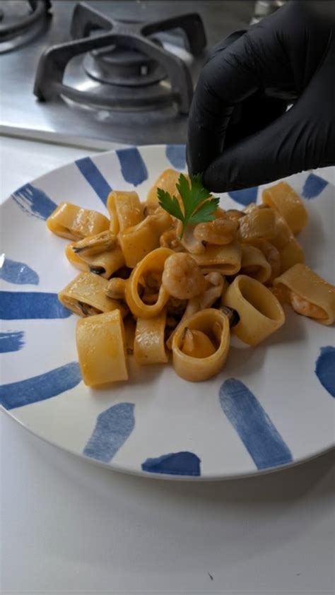 Soffritto di aglio e finocchio per il sugo di mare