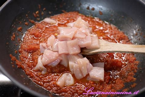Curcuma sciolta nel brodo per colorare il sugo