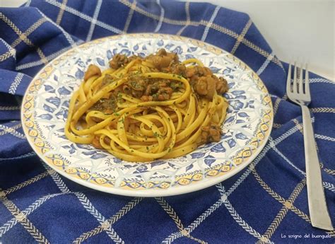 Piatto finito di linguine dorate mare e curcuma