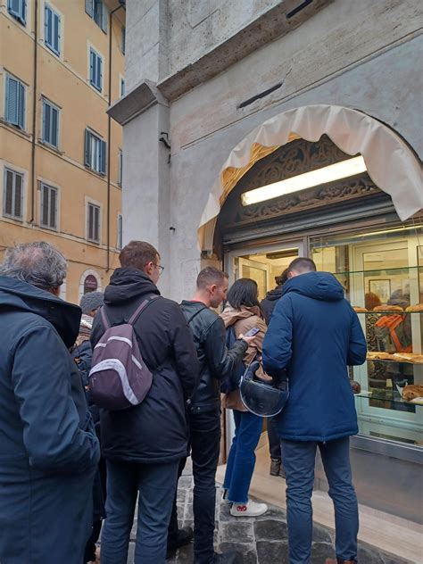 Foto della Pasticceria Mascolo con clienti in fila
