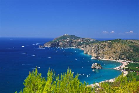 Panorama di Palinuro con locali sulla costa