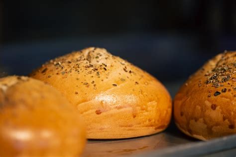 Primo piano di panini per hamburger appena sfornati con semi di sesamo