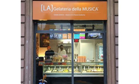 Interno della Gelateria della Musica con riferimenti musicali alle pareti e bancone del gelato