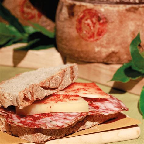 Panino con finocchiona e pecorino toscano