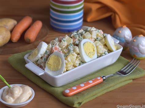 Ingredienti base per l'insalata russa: patate, carote, piselli e maionese