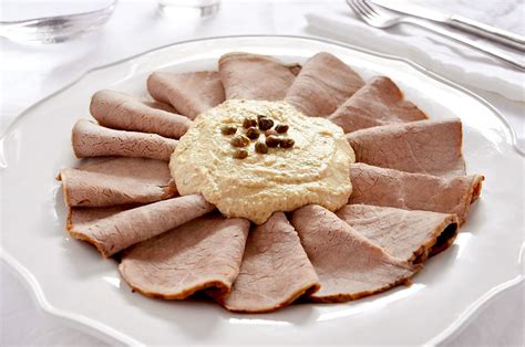 Piatto di vitello tonnato con la sua caratteristica salsa