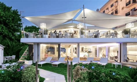 Vista esterna del locale Apuleio Riverside con terrazza panoramica