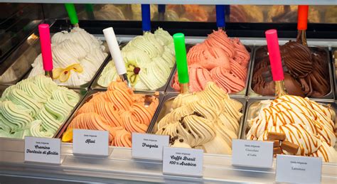 Vetrina di gelati artigianali con diverse varietà di gusti