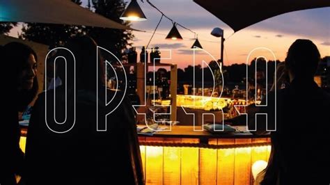 Terrazza panoramica di Apuleio Riverside con vista sul fiume durante l'aperitivo