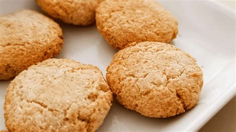 Biscotti al cocco low carb disposti su un piatto