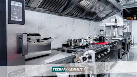 Set di attrezzature per la preparazione di croissant: forno, congelatore, mobiletto di lievitazione