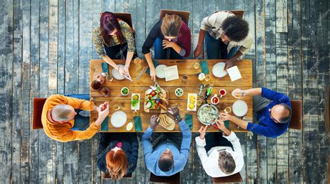 Un gruppo di persone sedute attorno a un tavolo, sorseggiando tè e discutendo libri e film.