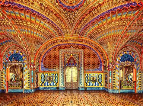 Una vista esterna del Castello di Sammezzano, con la sua architettura moresca distintiva.