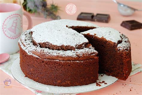 Set di ingredienti per la torta Baby al Cioccolato: uova, zucchero, burro, farina, cacao, latte, lievito, gocce di cioccolato