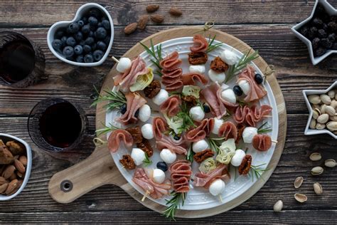 varietà di formaggi e affettati vegetali
