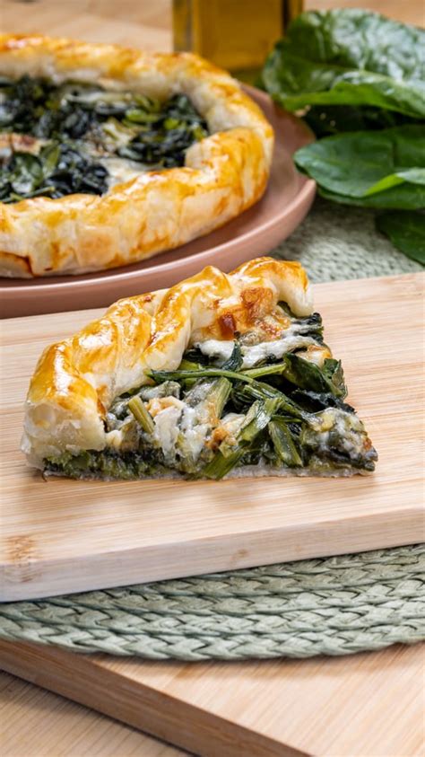 Assemblaggio della torta salata con bietole e stracchino prima della cottura