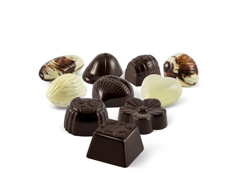 Immagine ravvicinata di cioccolatini artigianali con forme e decorazioni creative