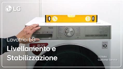 Illustrazione che mostra come livellare una lavatrice usando una livella e regolando i piedini