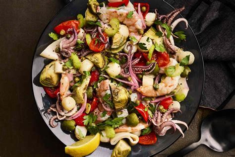 Insalata di frutti di mare freschi su un letto di ghiaccio