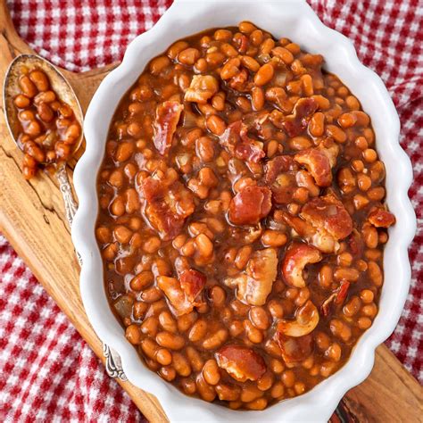 Casseruola di Boston Baked Beans fumanti, guarniti con pancetta e cipolla