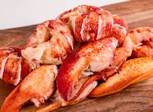 Un Lobster Roll generosamente riempito con polpa di astice fresca