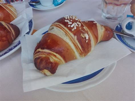 Ingredienti base per la pasta brioche del cornetto ischitano