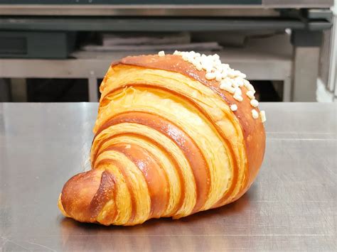 Sezione di un cornetto ischitano che mostra la doppia consistenza (sfoglia e brioche)