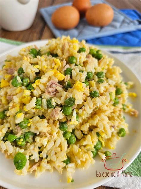 Ingredienti freschi e colorati per un'insalata di riso con tonno.