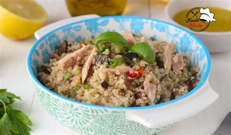 Componenti colorati per una schiscetta a base di quinoa e tonno.