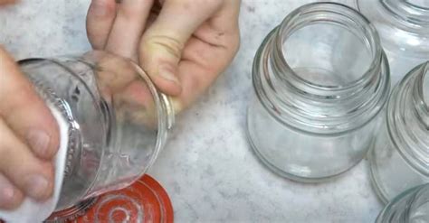 Ingredienti disposti a strati in un barattolo di vetro per un cous cous da asporto.