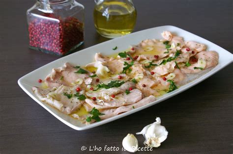 Pesce spada fresco tagliato a fettine sottili, pronto per essere marinato.