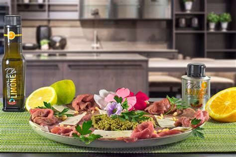 Ingredienti per il carpaccio: limone, olio d'oliva, prezzemolo, pepe, sale.
