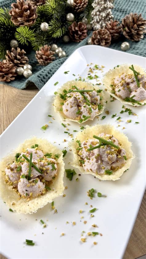 Cestini croccanti con mousse di mortadella su un vassoio