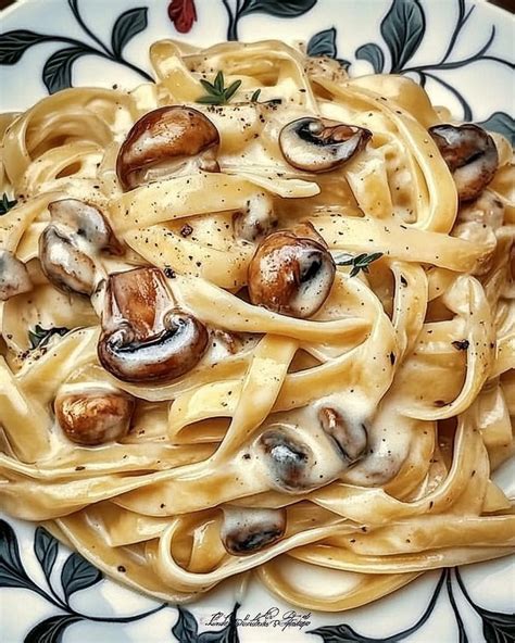 Immagine di tagliatelle fresche con ingredienti per il condimento: fegato, peperoncino, aglio, salvia