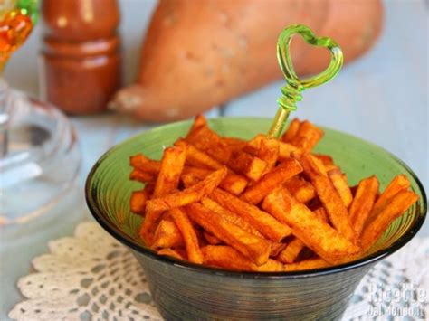 Ingredienti per preparare gli stick di patate dolci: patate dolci, paprika, olio, sale, pepe, amido di mais