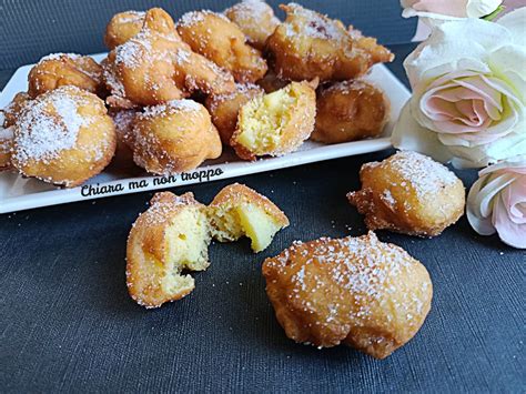 Illustrazione di frittelle di riso dorate e soffici, alcune cosparse di zucchero a velo.