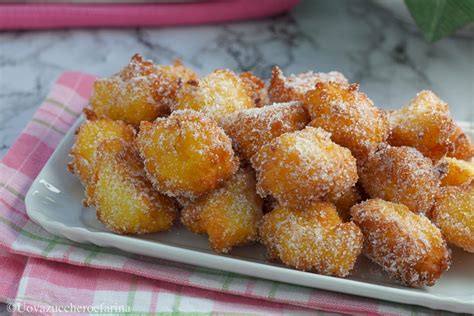 Schema che illustra i passaggi chiave della preparazione delle frittelle di riso, dalla cottura del riso alla frittura.
