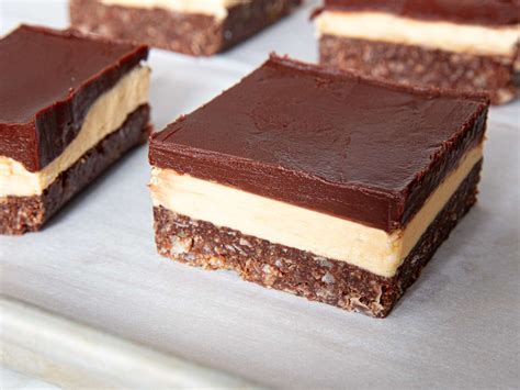 Schema a tre strati di una Nanaimo Bar con etichette per ogni componente