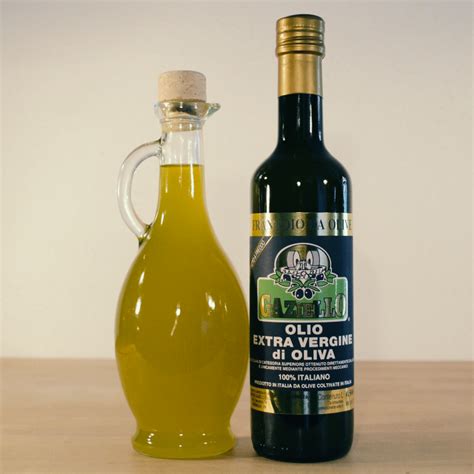 Bottiglia di olio extra vergine d'oliva di alta qualità