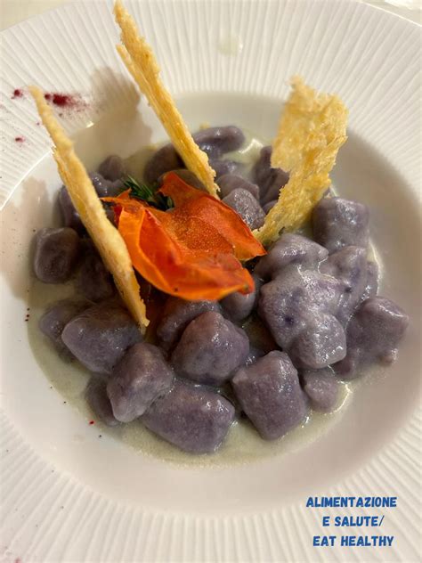gnocchi radicchio e crema di parmigiano impiattati