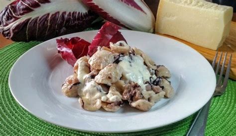 orecchiette al radicchio e crema di parmigiano impiattate