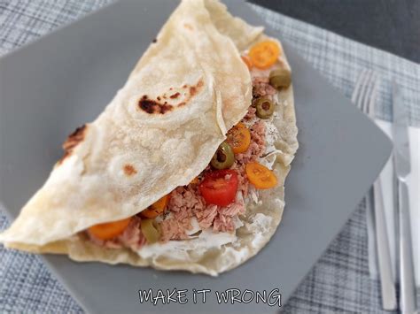 Ingredienti freschi per la piadina: tonno, pomodoro, mozzarella e melanzane