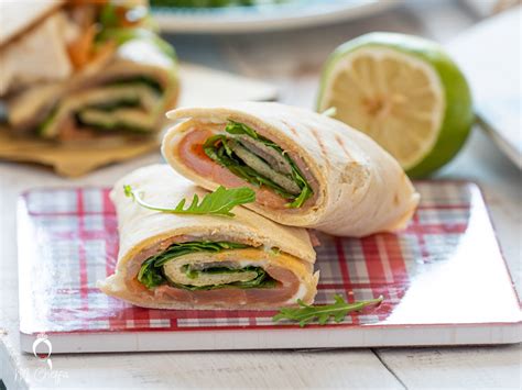 Una piadina arrotolata e tagliata a rondelle per un aperitivo