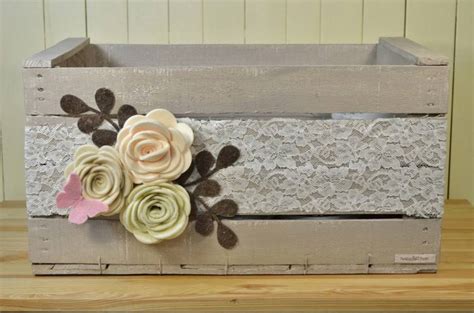 Esempi di cassette di frutta dipinte in stile shabby chic, con finiture decapate